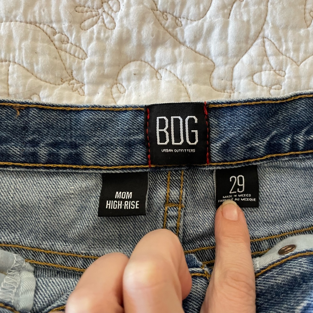 BDG Mom High Rise Jean Shorts - Picture 4 of 4